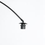 Lampe sur pied noire avec abat-jour en bambou tressé et bras arqué – H193 cm