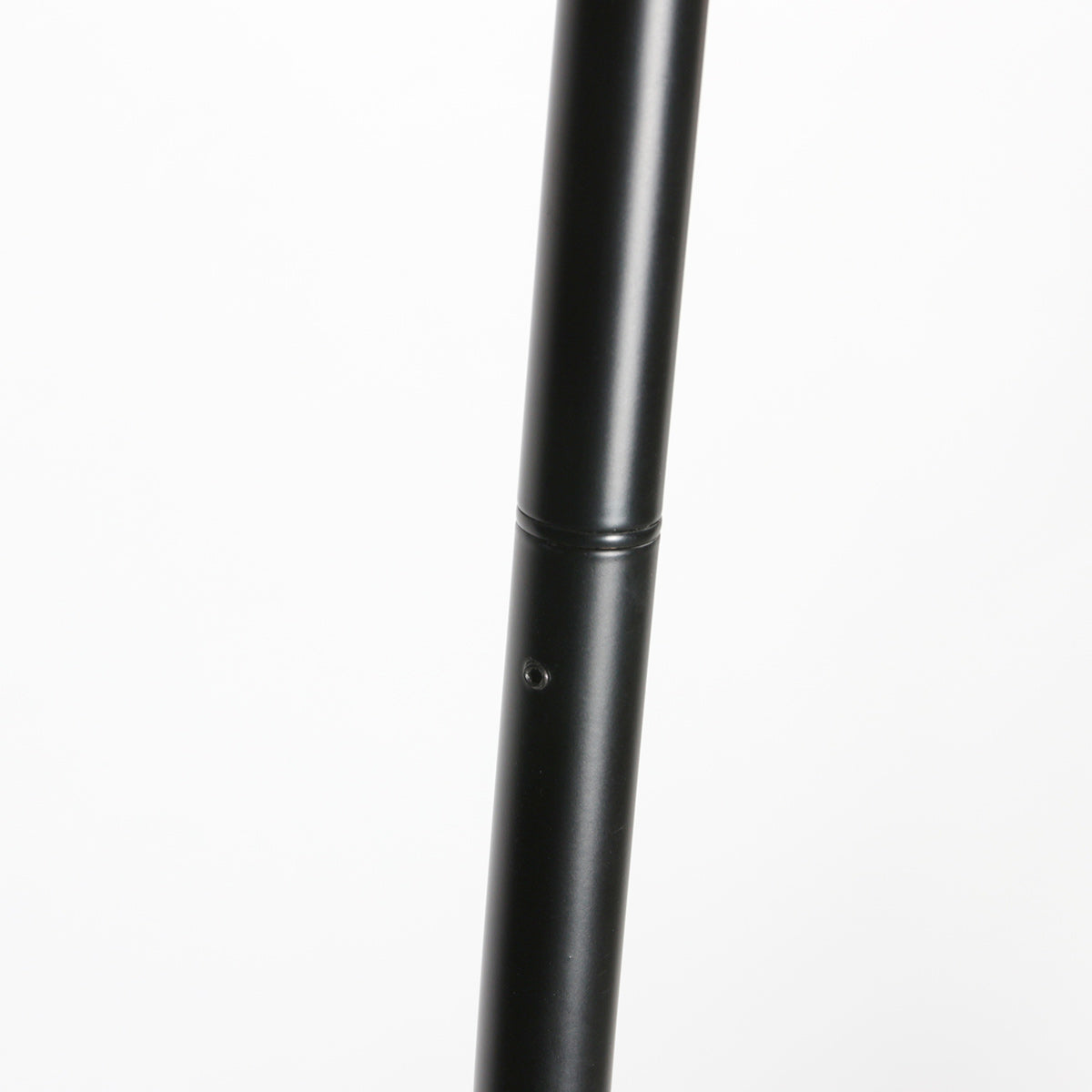 Lampe sur pied noire avec abat-jour en bambou tressé et bras arqué – H193 cm