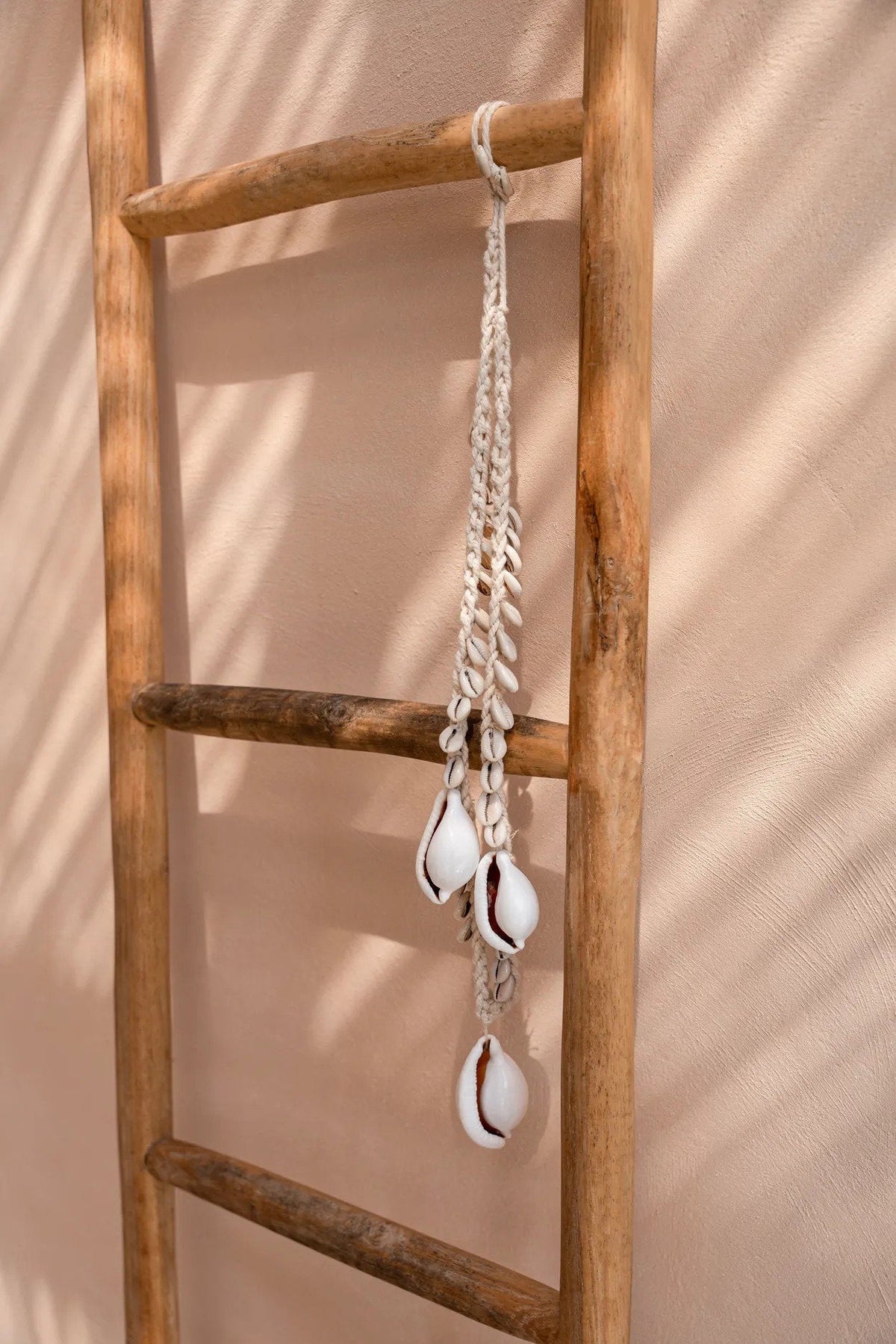 Collier décoratif coquillages cauris blancs en corde tressée suspendue