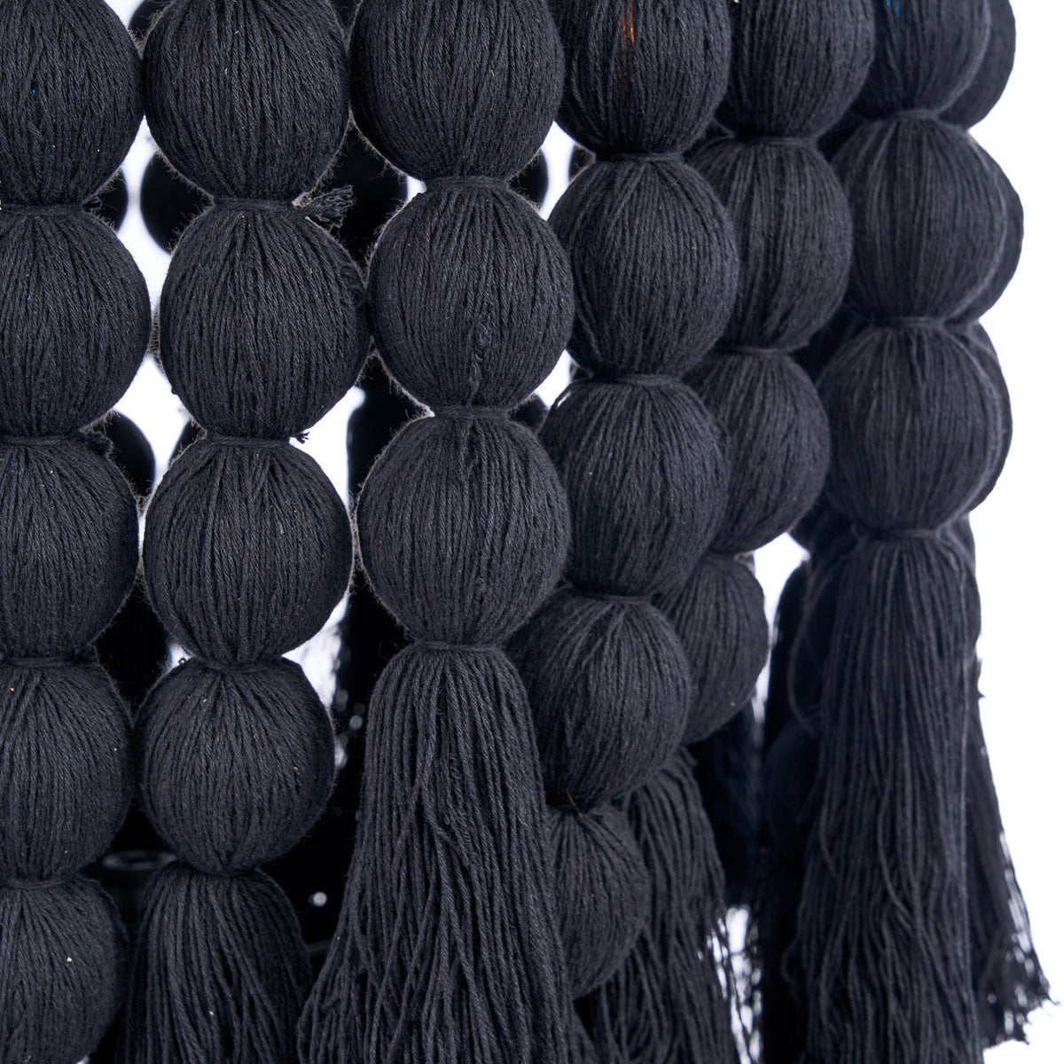 Suspension en coton noir à perles et pompons effet cascade – H160 cm