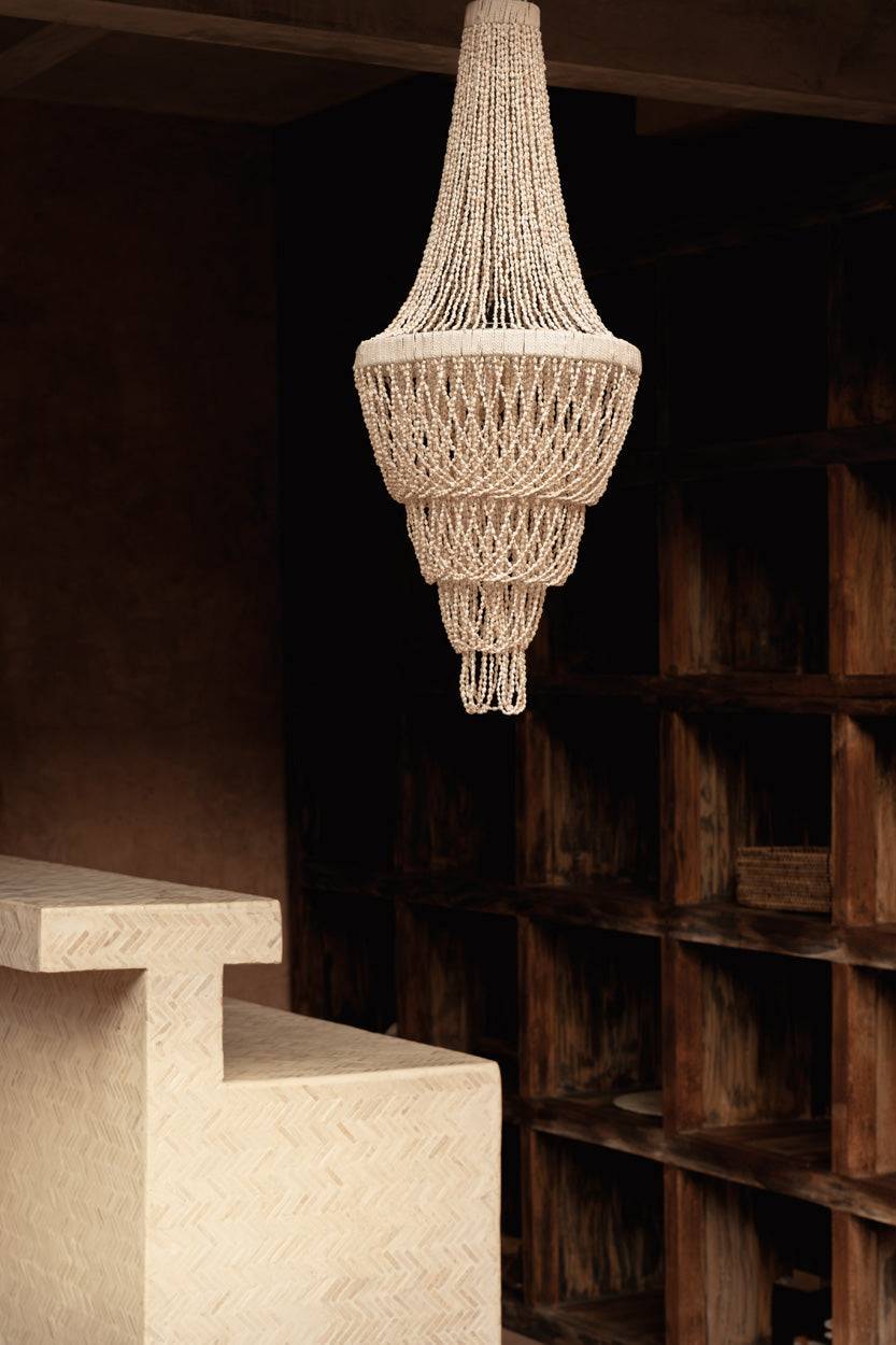 Suspension en coquillages beige en cascade pour salon – H85 cm