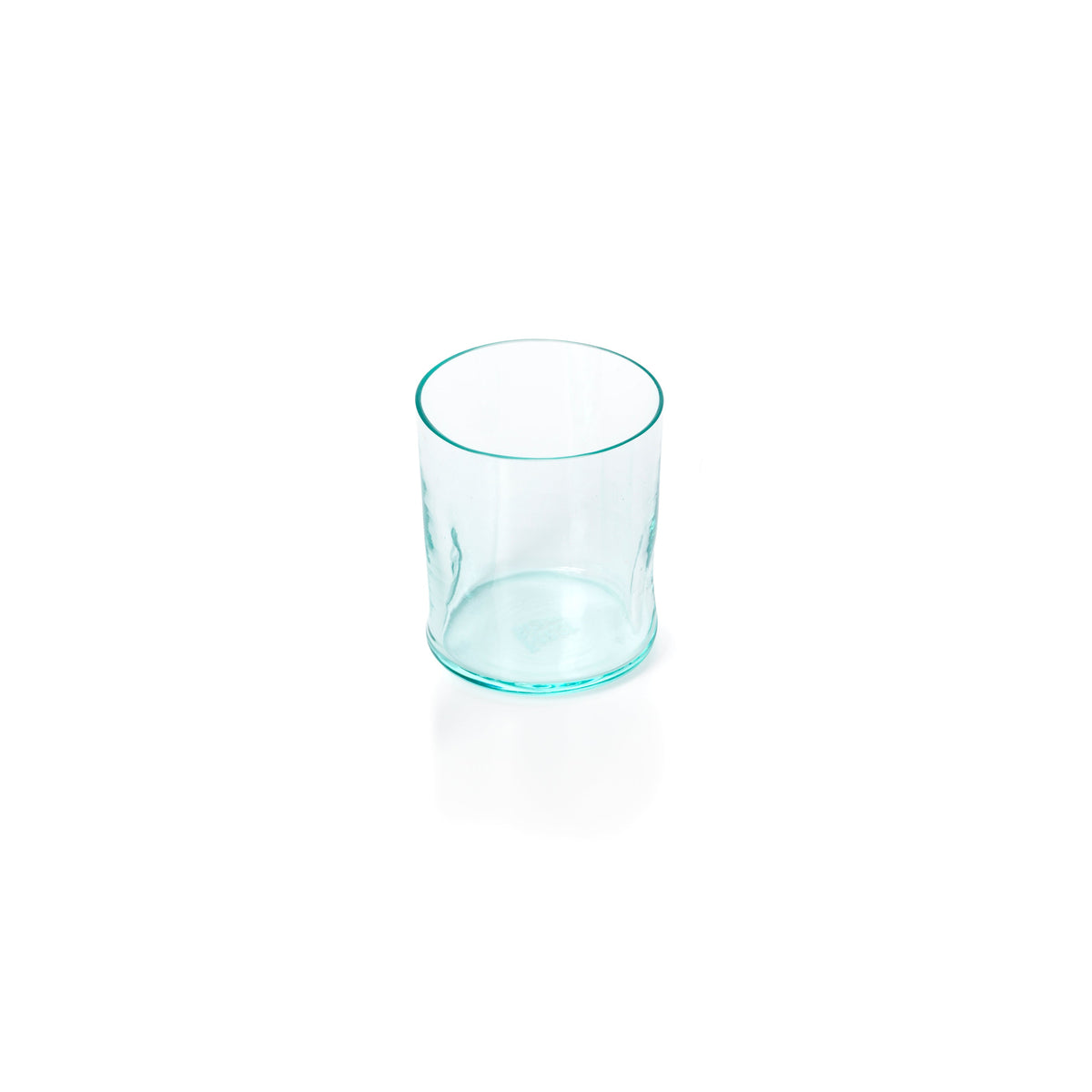 Gobelet en verre recyclé vert d’eau forme organique artisanale