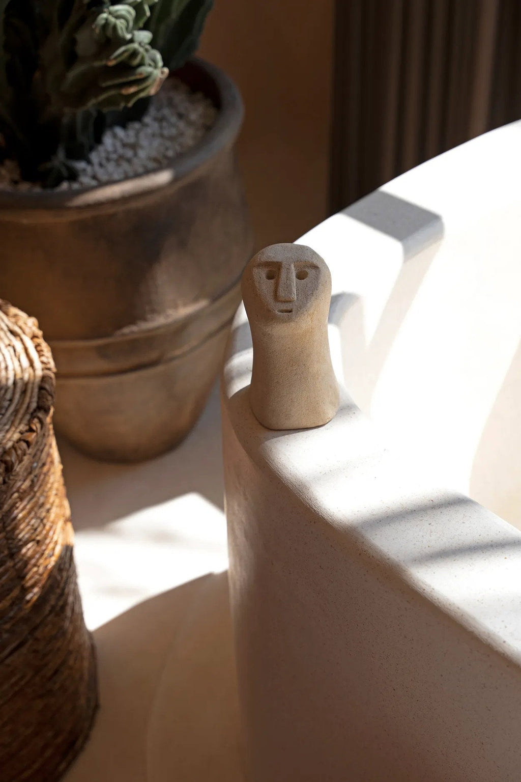 Figurine décorative en grès sculpté – Visage beige