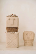 Statue en grès cylindrique – Coquillages sculptés – H20 cm