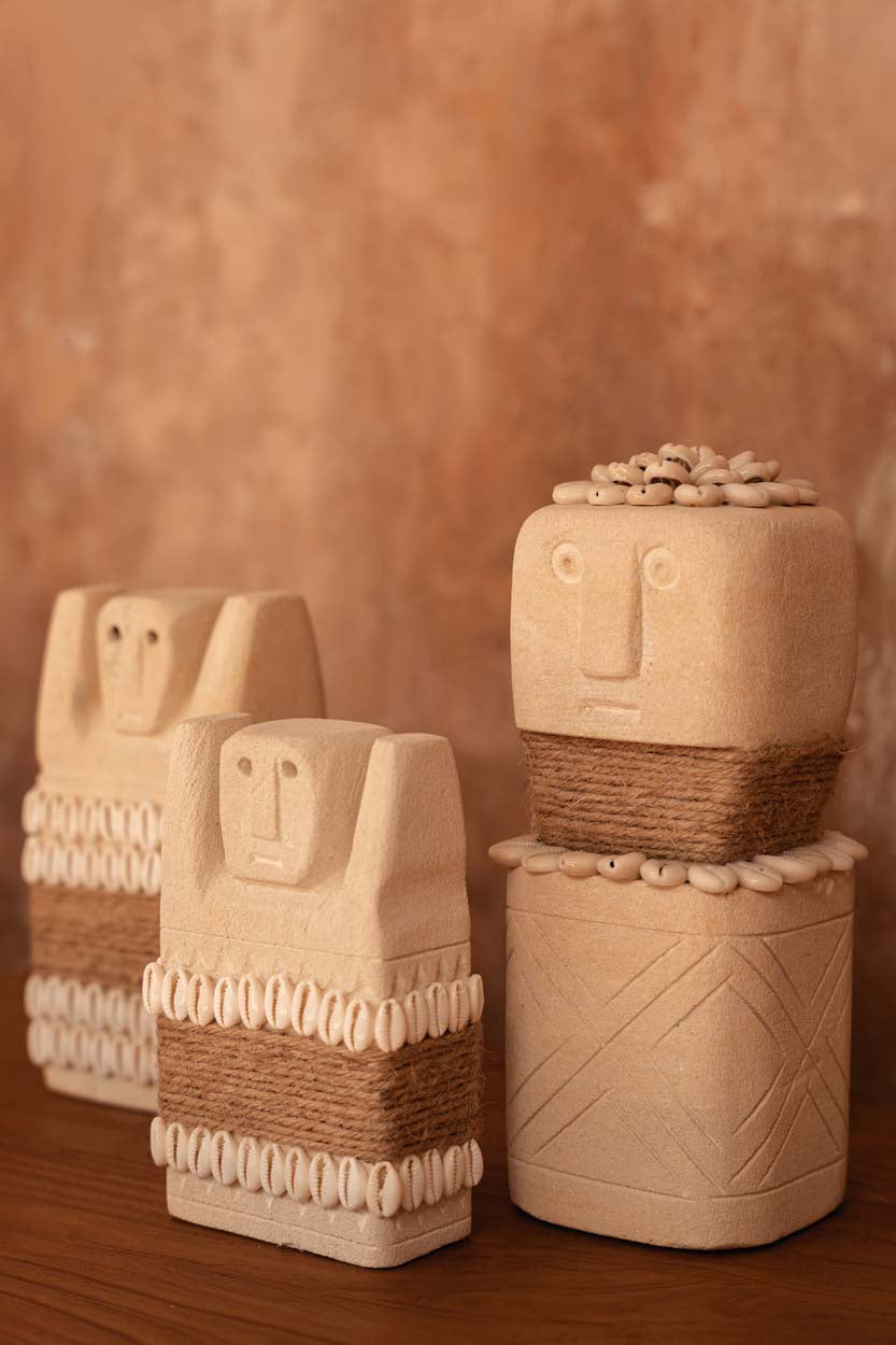 Statue en grès cylindrique – Coquillages sculptés – H20 cm