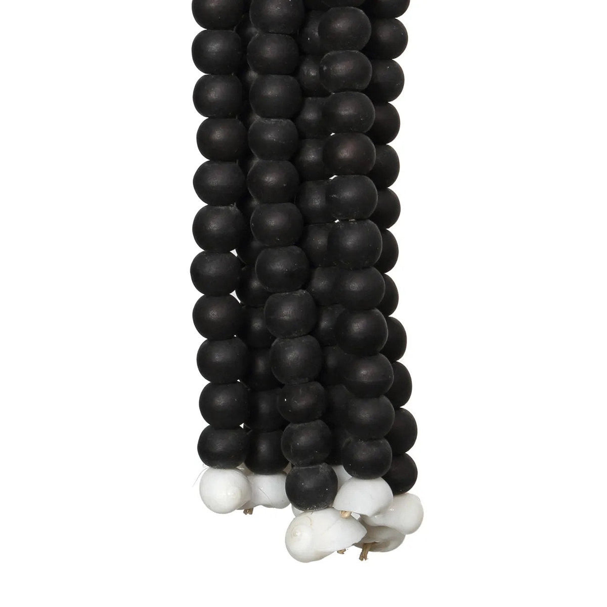 Pompon mural en perles de bois noires suspendu par cordon naturel