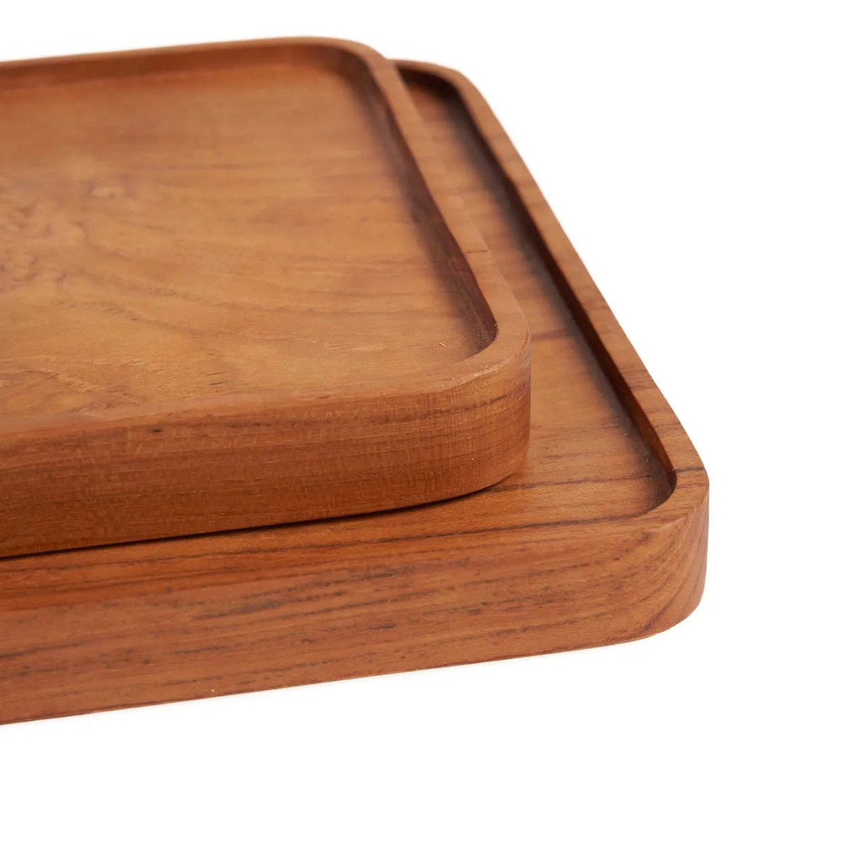 Assiette carrée en bois de teck naturel finition lisse et rebord fin