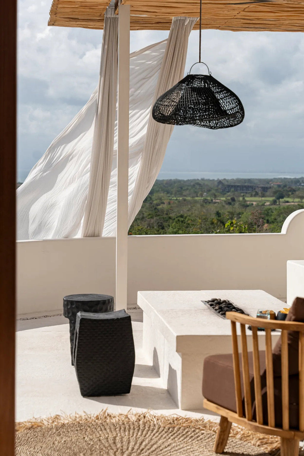 Suspension en rotin noir 60 cm forme nuage artisanale