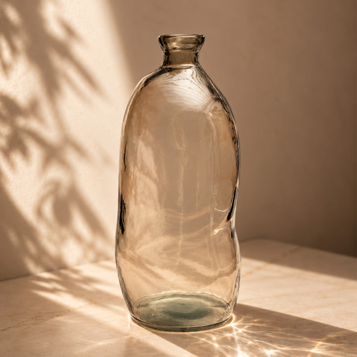 Vase en verre transparent gris silhouette ondulée – H73 cm