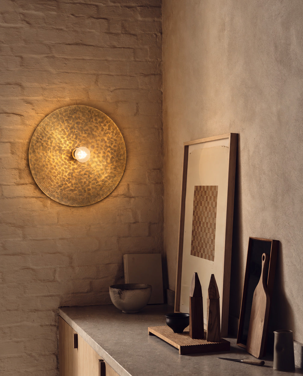 Applique murale ronde en laiton martelé avec douille centrale – Ø55 cm