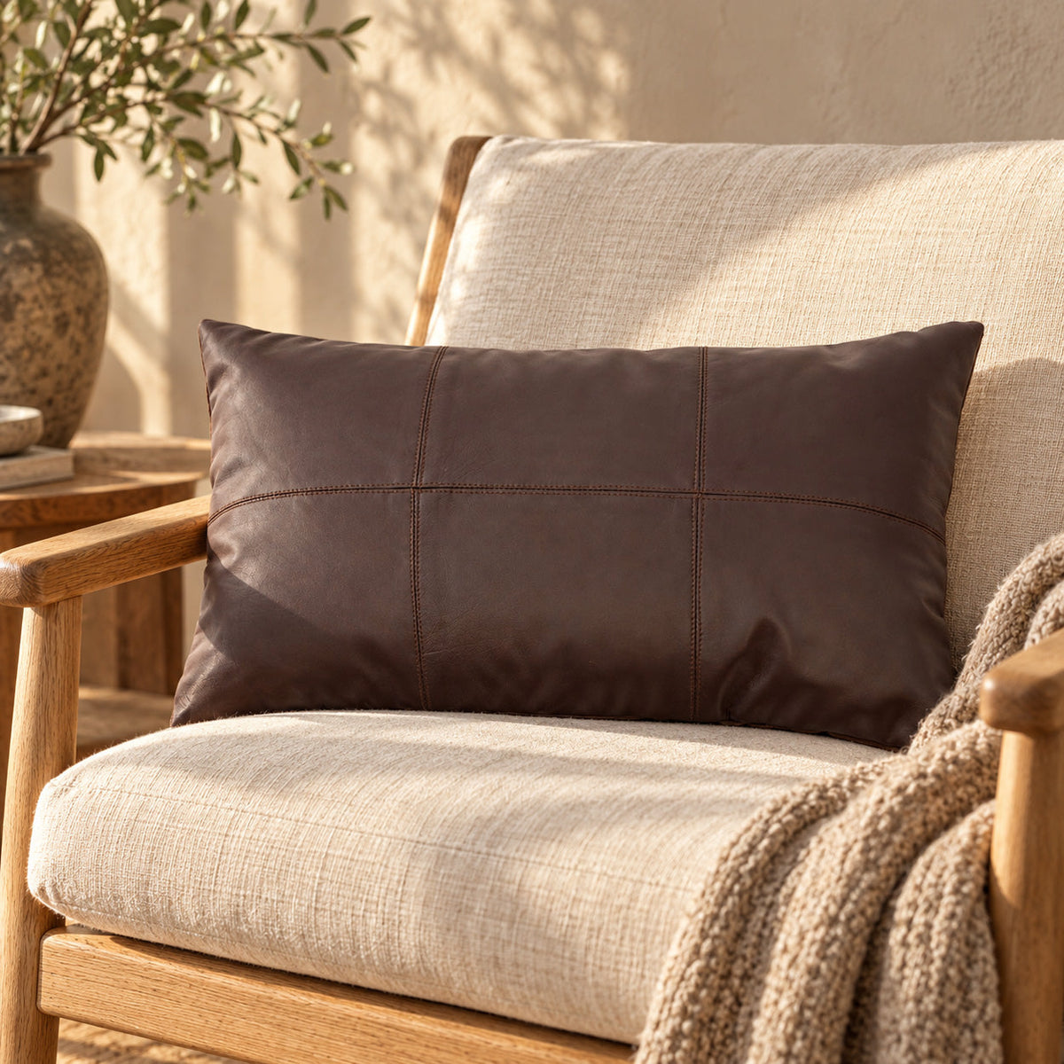 Housse coussin cuir marron  avec coutures décoratives - 30x50 cm