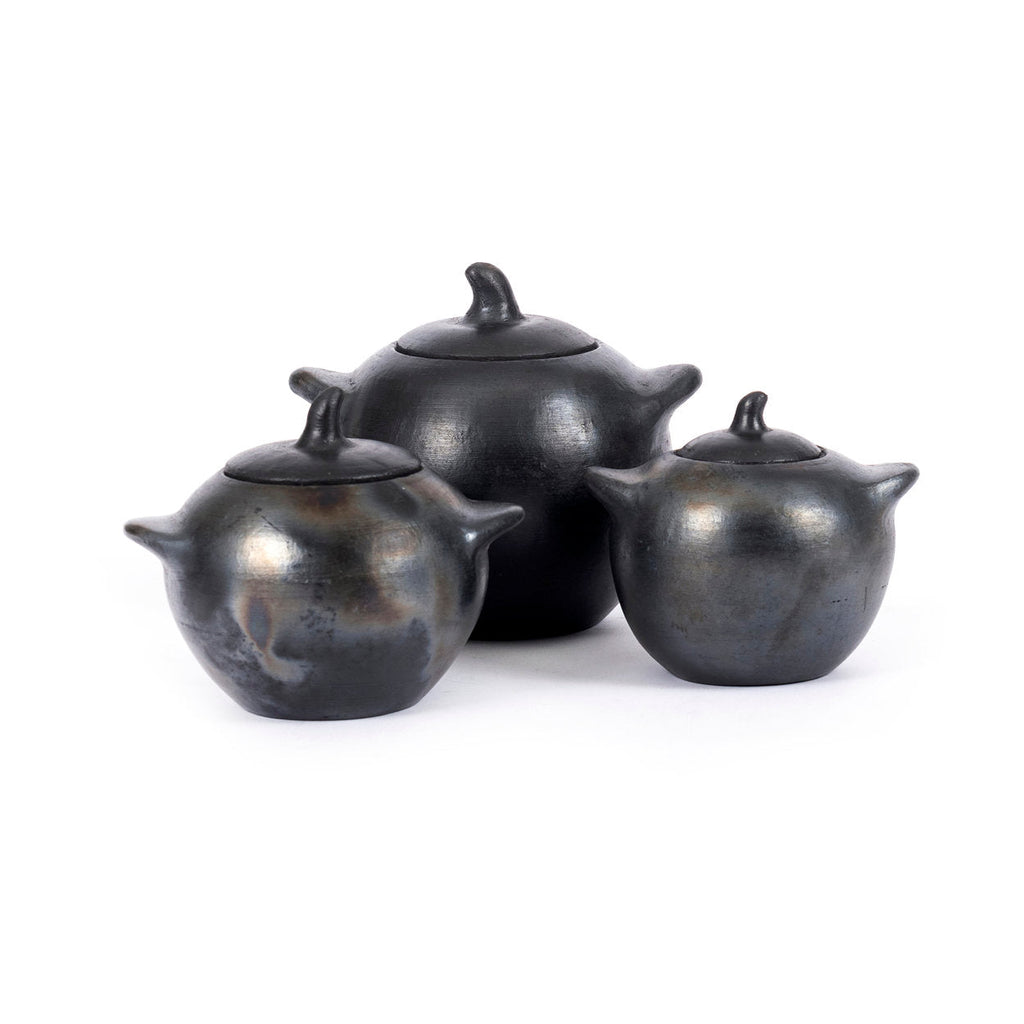 Pot artisanal en terracotta – Finition noire brute