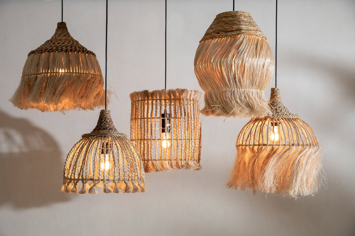 Suspension conique en abaca tressé – Pompons naturels – Ø30 cm