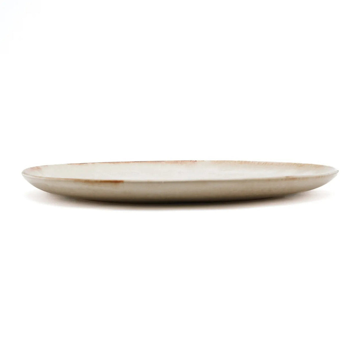 Assiette plate en grès ivoire moucheté bord brun artisanal