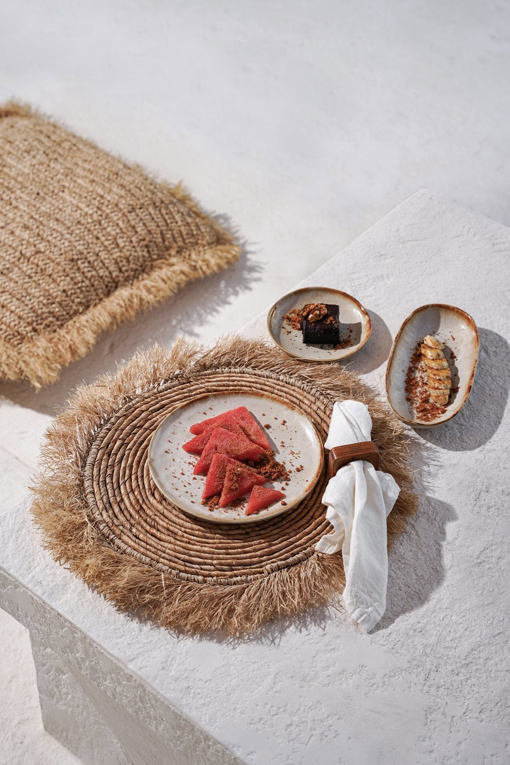 Assiette creuse en grès émaillé écru bord ocre artisanal