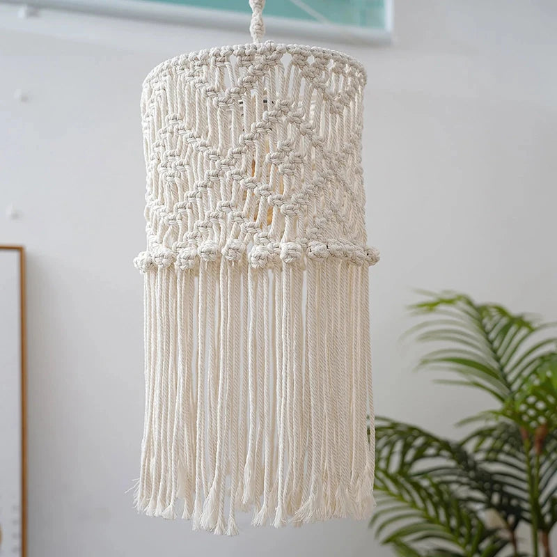 Vue intérieure montrant la structure et le tissage d'un abat-jour boho en coton.