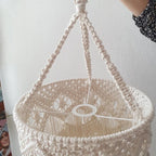 Gros plan sur les détails du tissage en macramé de l'abat-jour à franges.