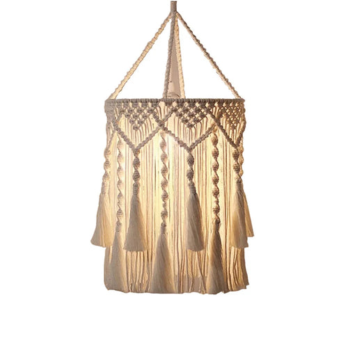 Abat-jour en macramé à franges illuminé créant une ambiance romantique et apaisante.