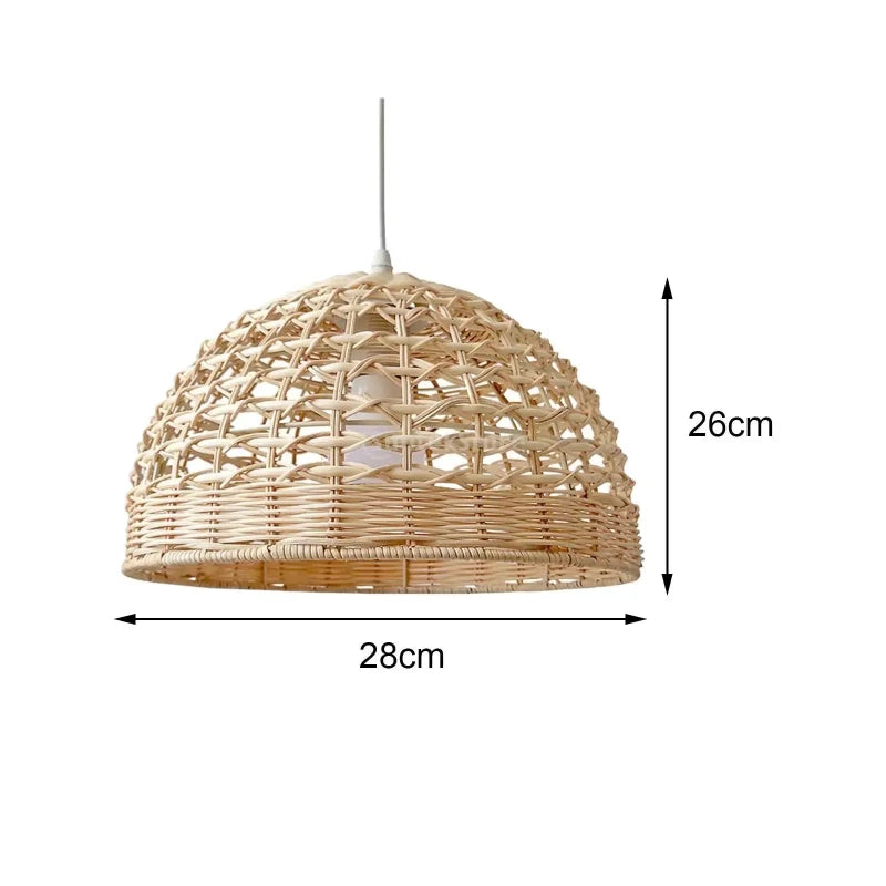 Dimensions de l'abat-jour en rotin : 28 cm de large et 26 cm de hauteur