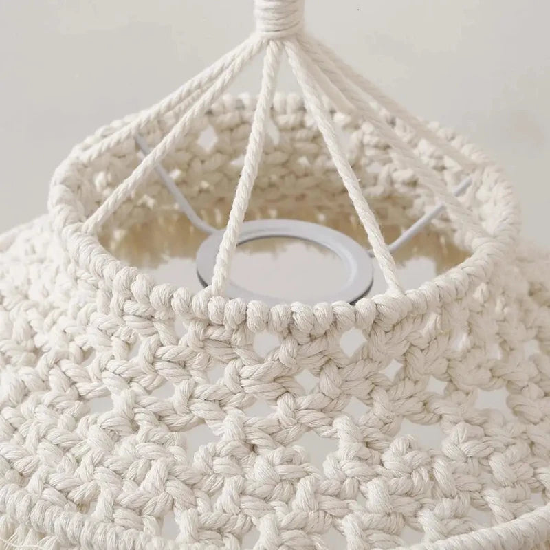Zoom sur les détails du tissage en macramé d'un abat-jour bohème naturel.