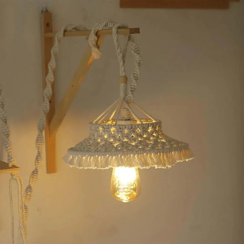 Abat-jour suspendu en macramé avec une ampoule, décoration lumineuse bohème pour intérieur.