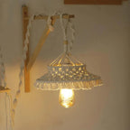 Abat-jour suspendu en macramé avec une ampoule, décoration lumineuse bohème pour intérieur.