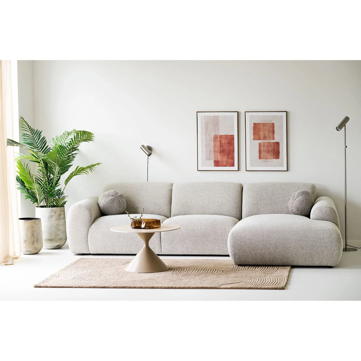 Canapé sectionnel beige texturé avec accoudoirs ronds et chaise longue