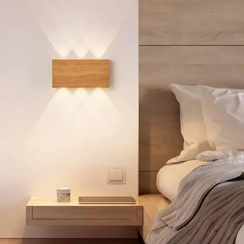Applique murale rectangulaire en bois installée dans une chambre moderne.