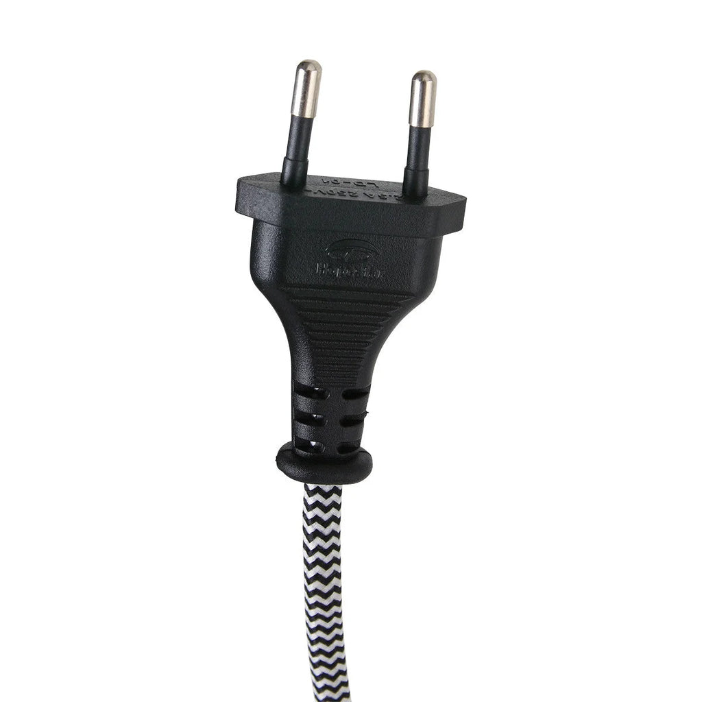 Prise électrique européenne noire avec cordon à motif chevron noir et blanc