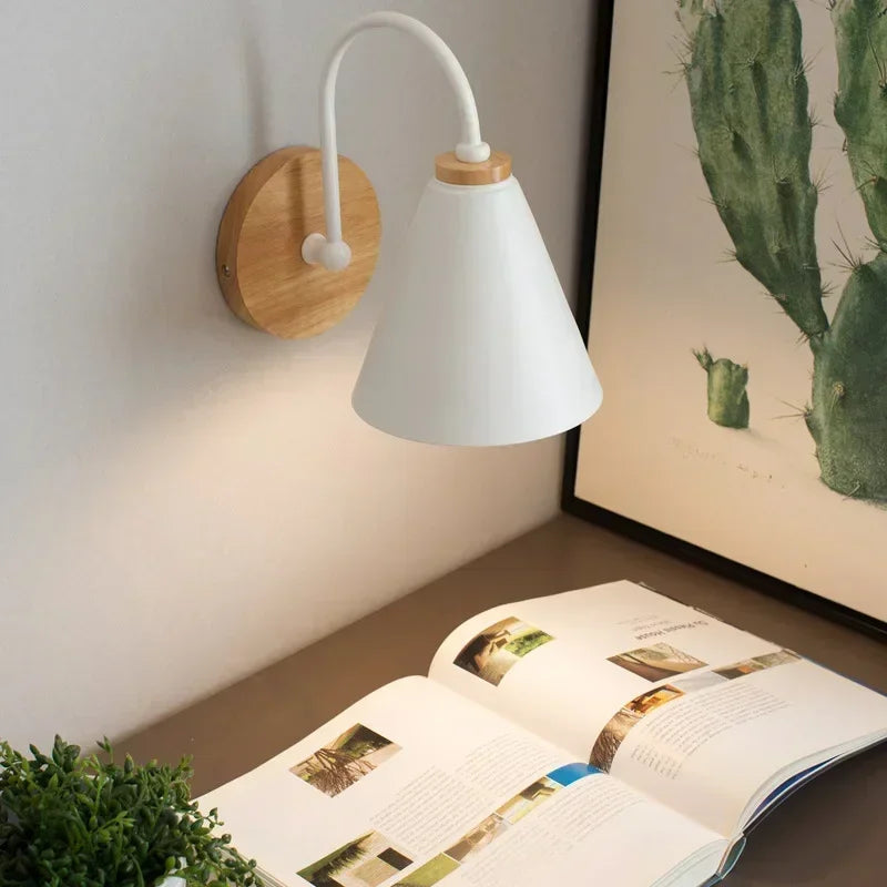 Applique murale en bois et métal dans une chambre, design moderne.