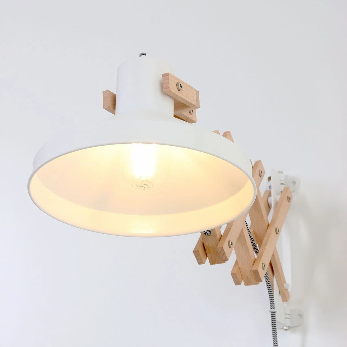 Applique murale en bois naturel avec abat-jour blanc conique pivotant Ø23 cm