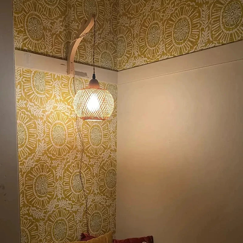 Applique murale en rotin dans un salon moderne avec décoration intérieure minimaliste.