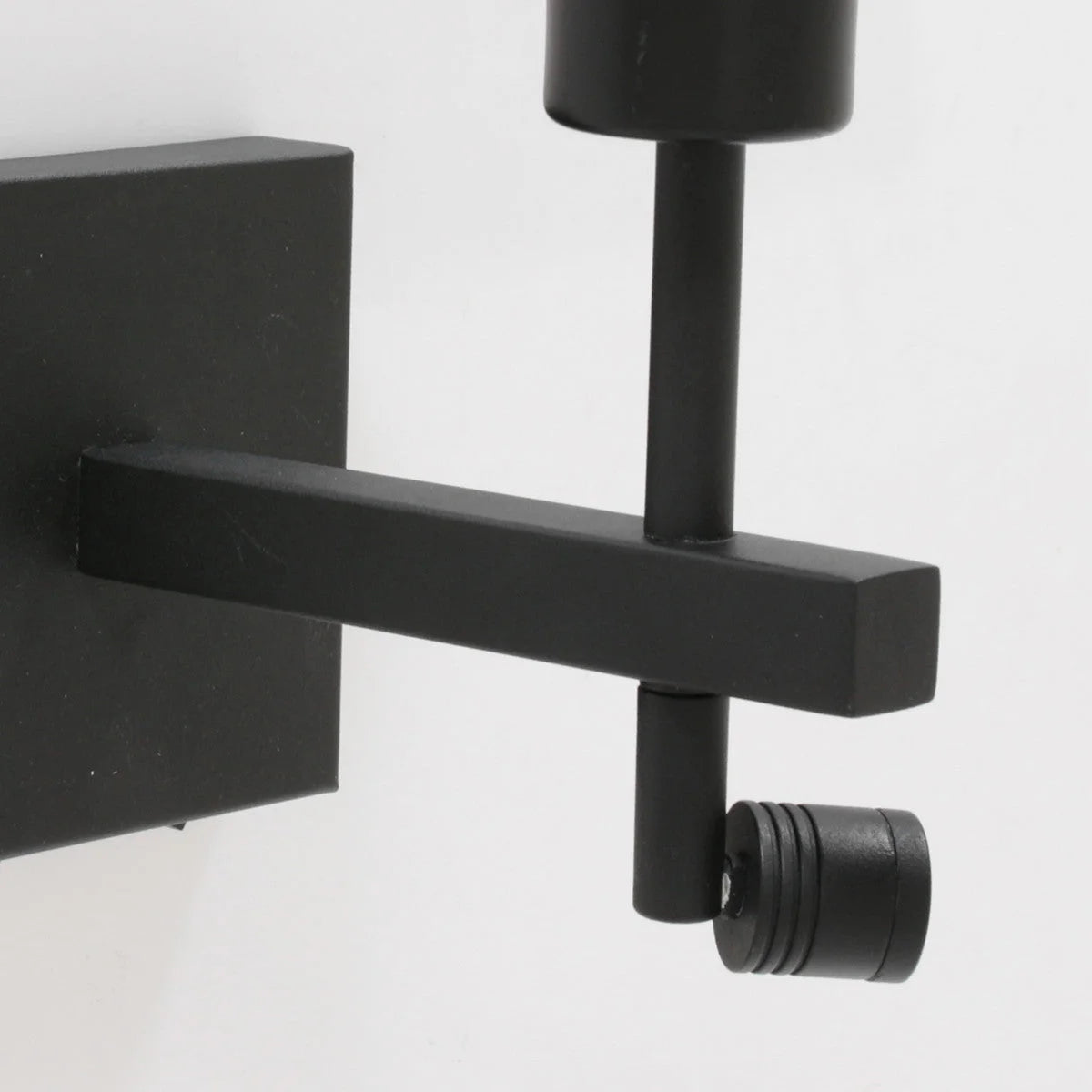 Applique murale en métal noir avec rotin et liseuse intégrée pour ambiance chaleureuse