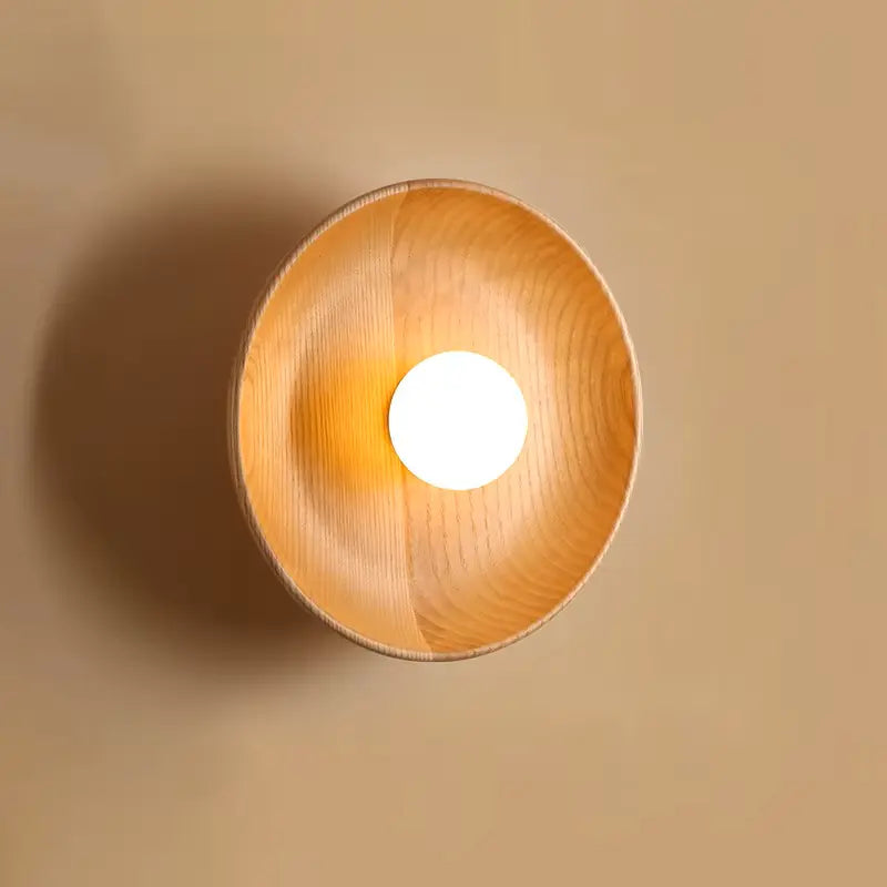Vue de face de l'applique murale ronde en bois avec lumière allumée