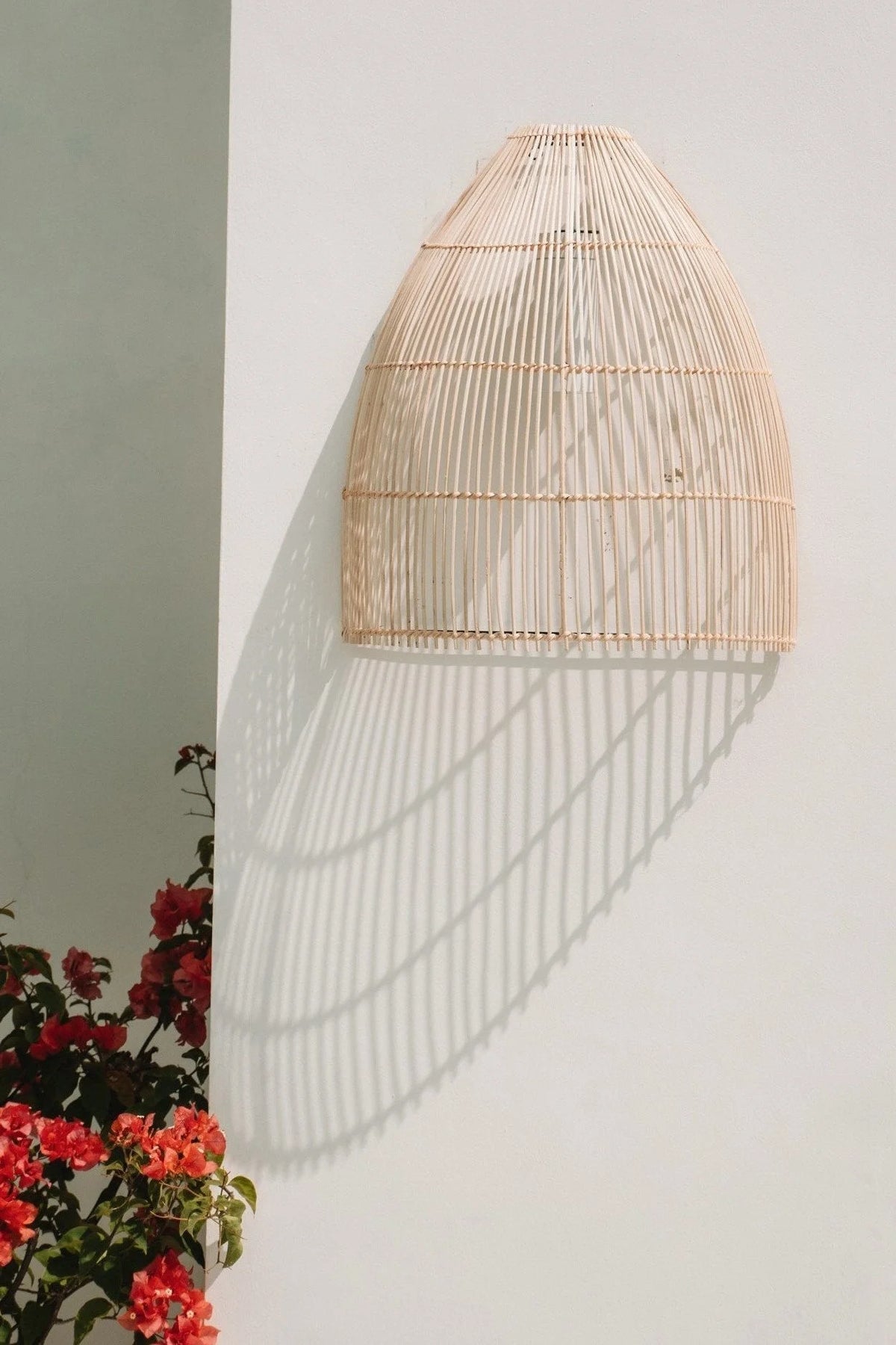 Applique murale en rotin naturel conique ajourée H55 cm
