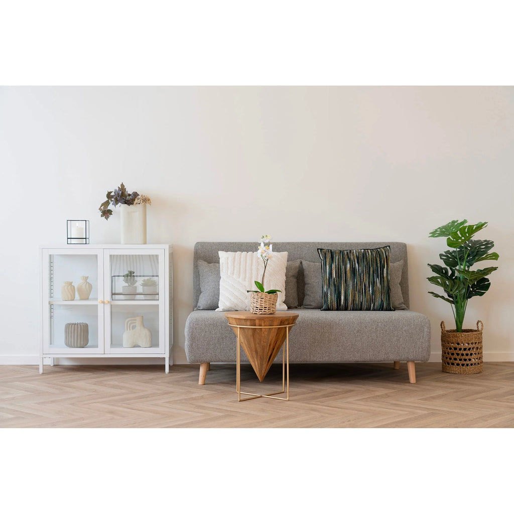 Canapé en tissu gris texturé, pieds en bois, coussins décoratifs
