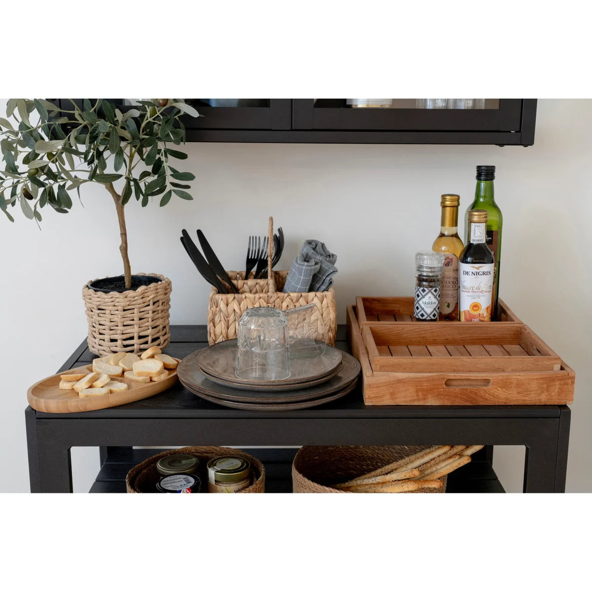 Plateau de service en bois naturel avec anse et intérieur ajouré