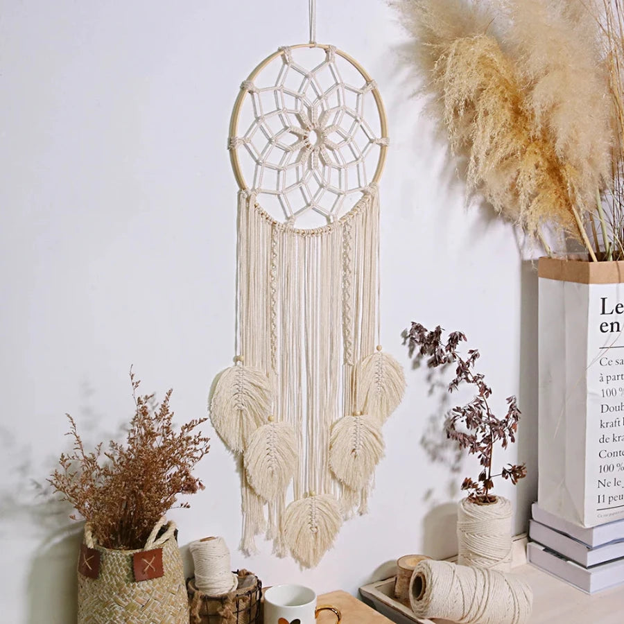 Attrape-rêves blanc en macramé dans une chambre