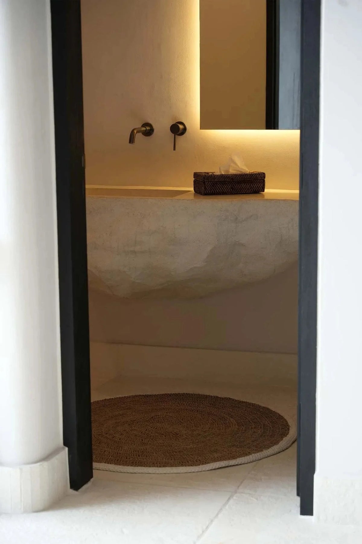 Boîte à mouchoirs en rotin tressé brun naturel avec essuie-tout blanc tiré