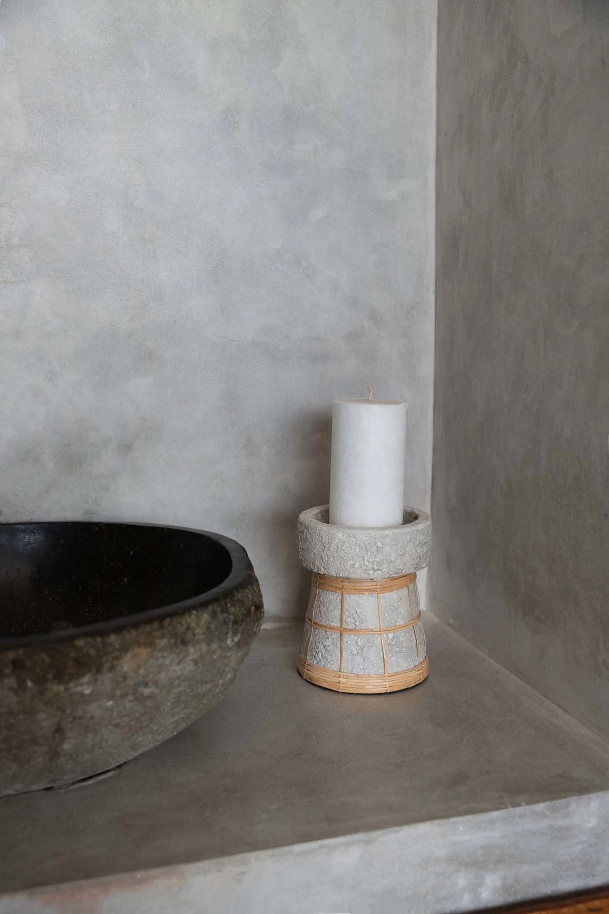 Bougeoir en terre cuite couleur béton naturel avec rotin H20 cm