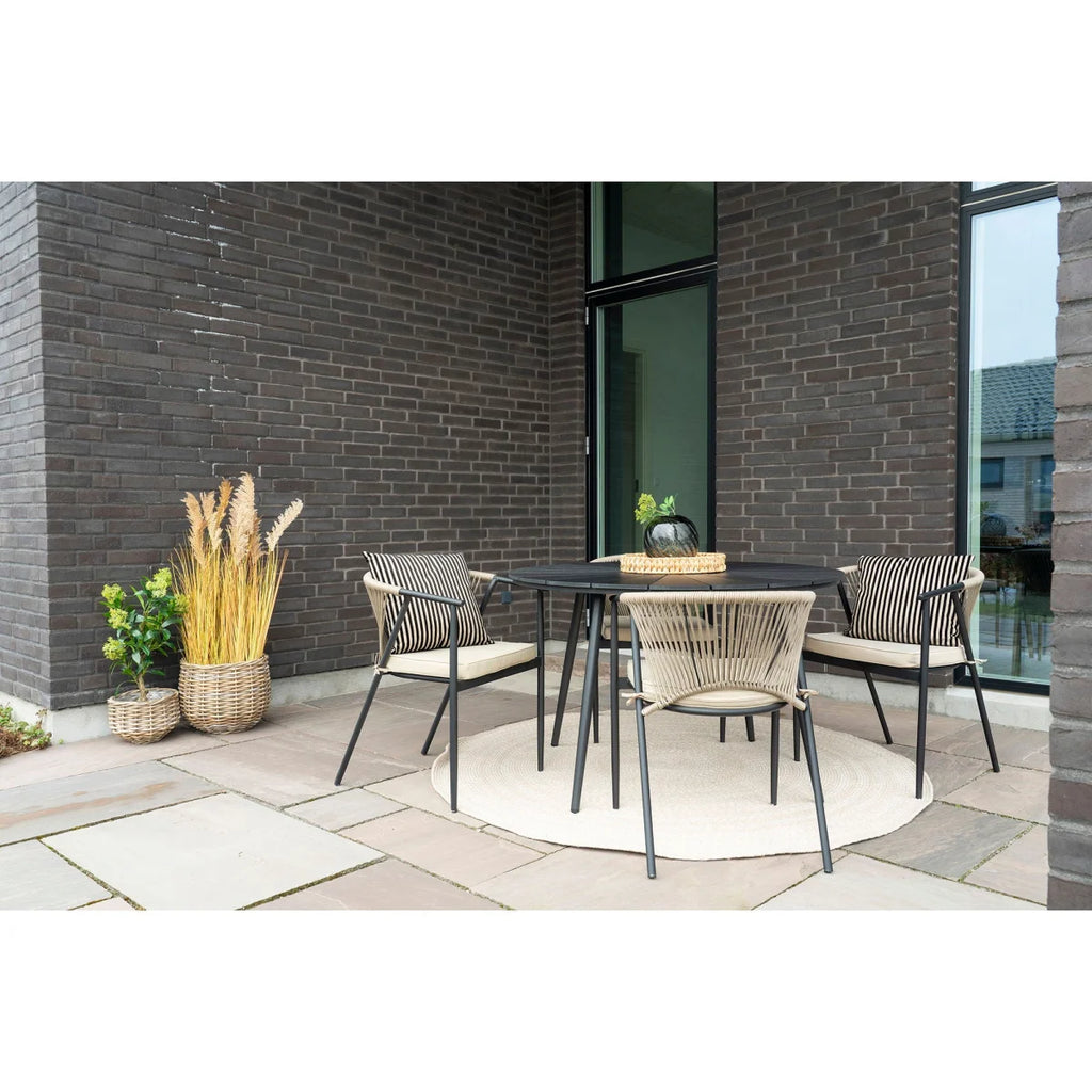 Table ronde noire en rotin avec coussins rayés et 4 chaises assorties