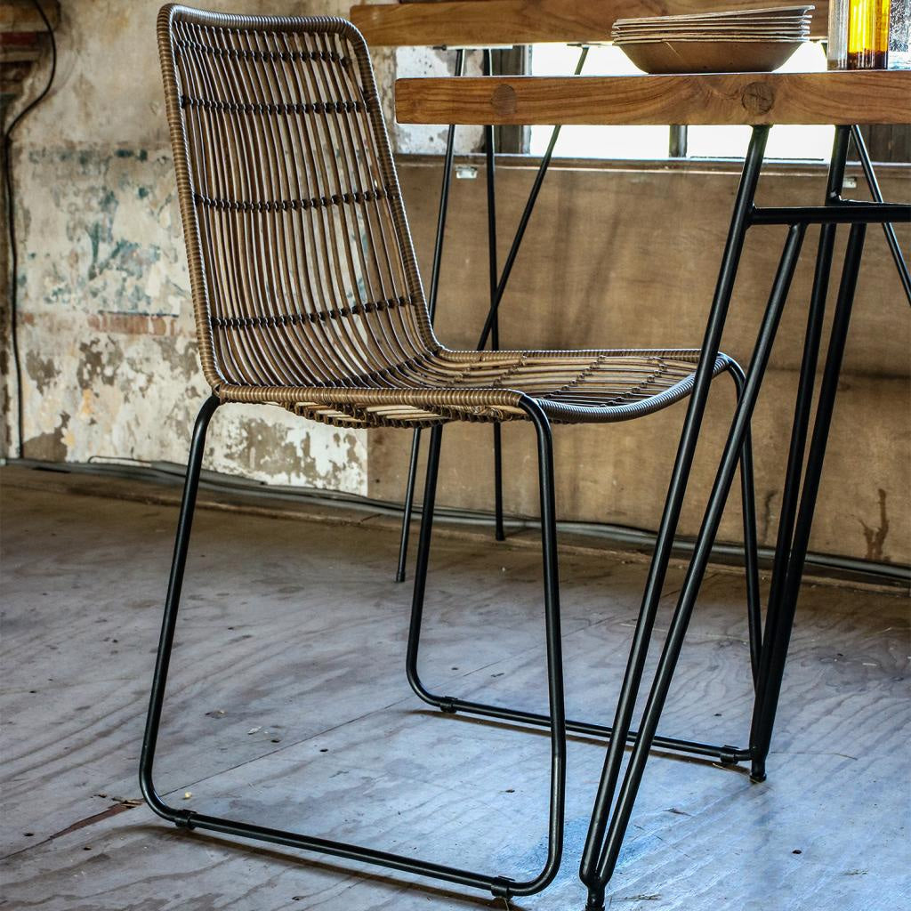 Chaise empilable en rotin naturel et métal noir, lot de 2