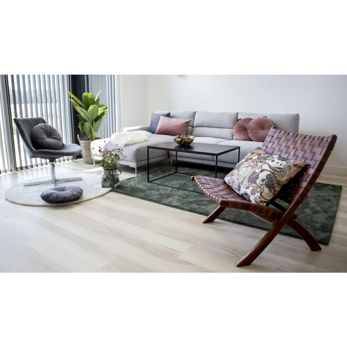 Chaise pliante en cuir tressé marron sur cadre bois teck en X