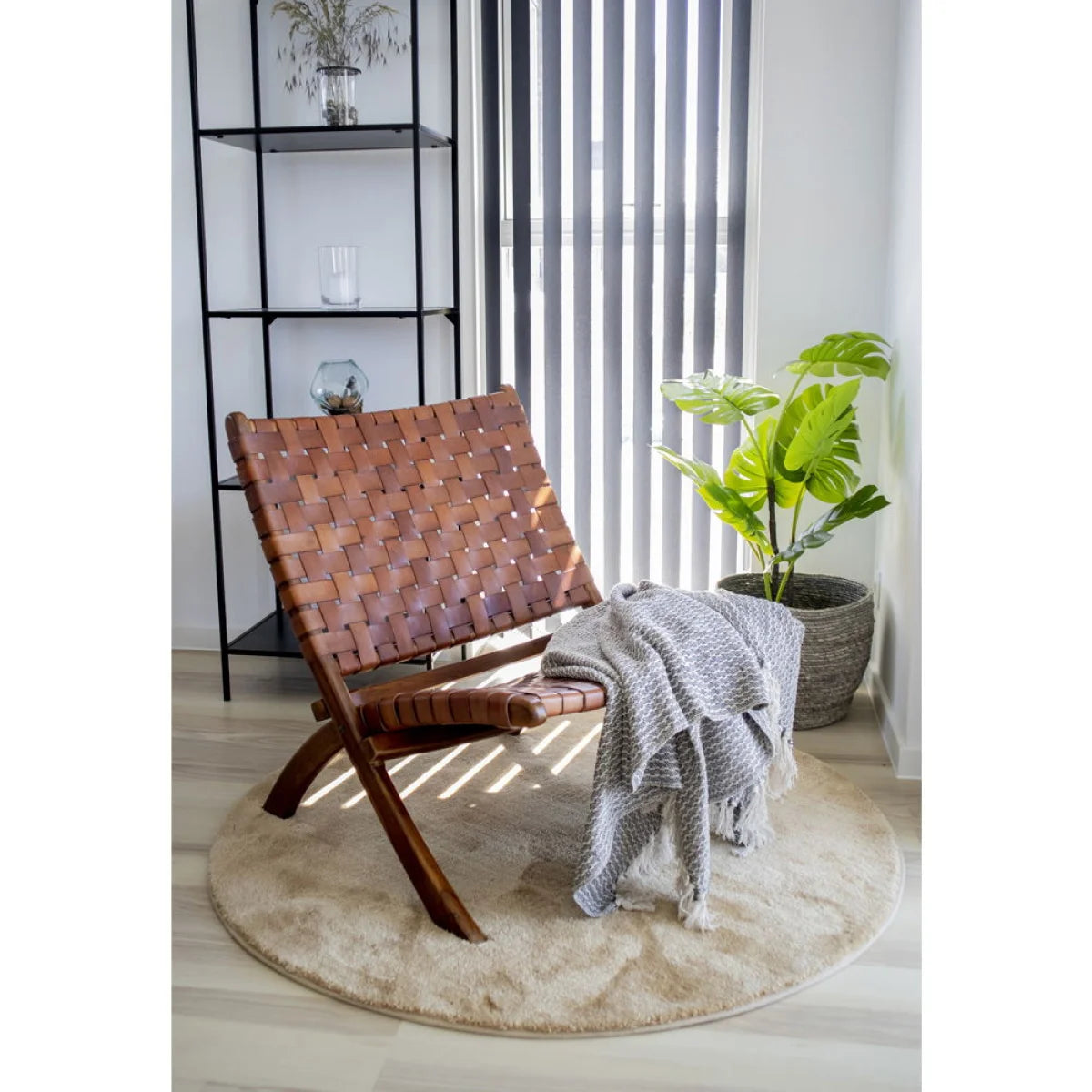 Chaise pliante en cuir tressé marron sur bois de teck
