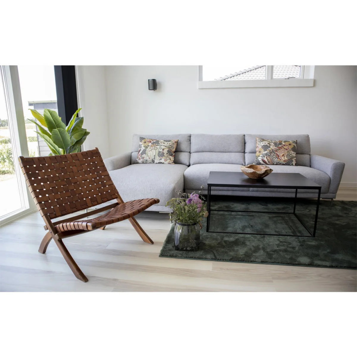 Chaise pliante en cuir tressé marron et bois de teck moderne