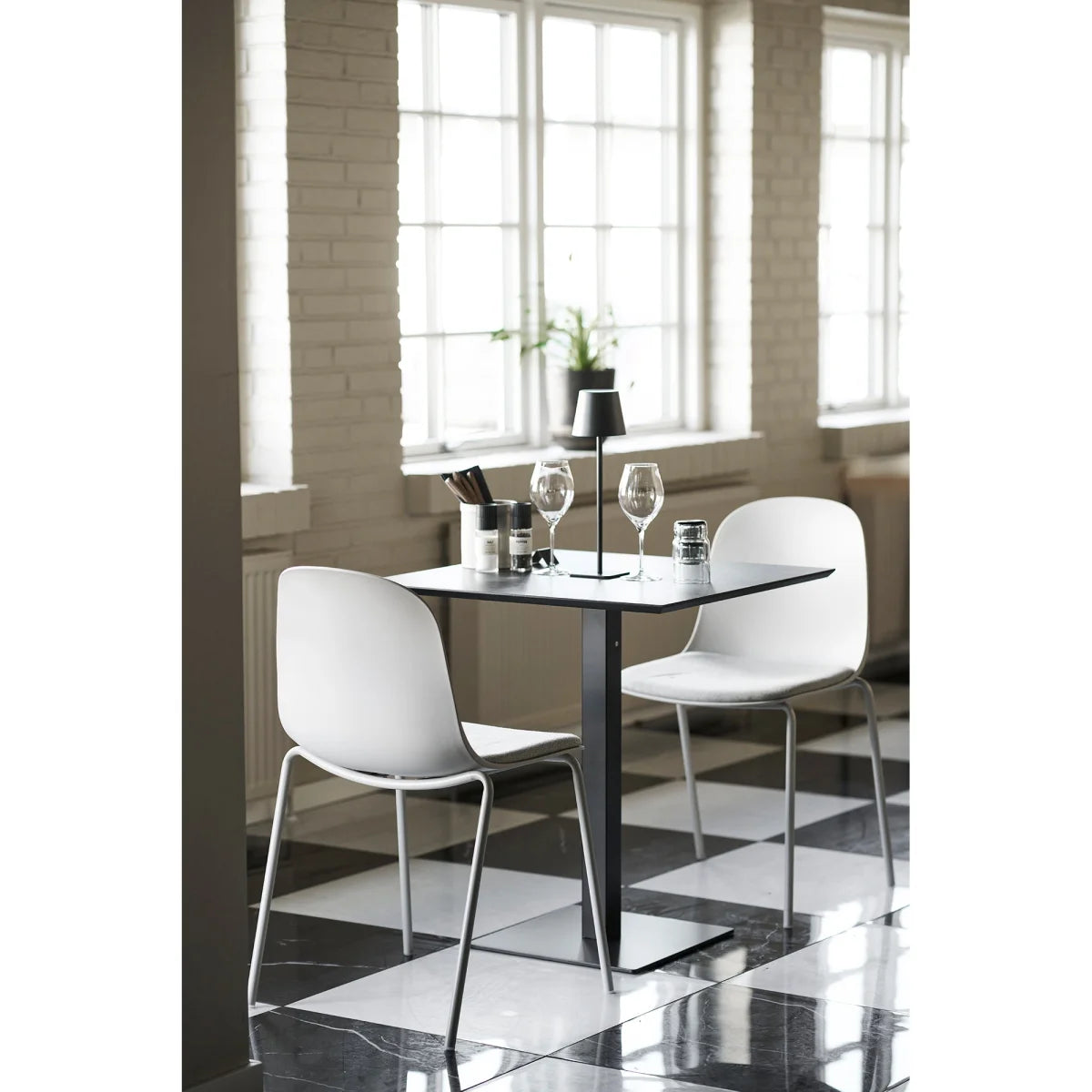 Chaise de salle à manger grise en polyester et acier, lot de 2