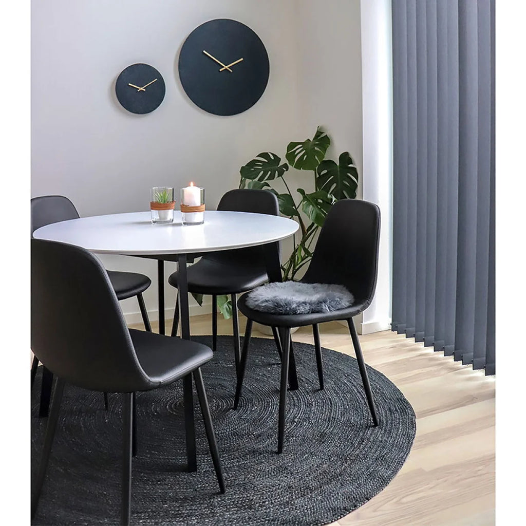 Chaise de salle à manger noire en simili cuir avec pieds fuselés