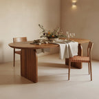 Table ovale en bois chaud avec pieds courbés minimalistes