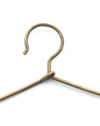Cintre en laiton doré brossé, forme fine et arrondie classique