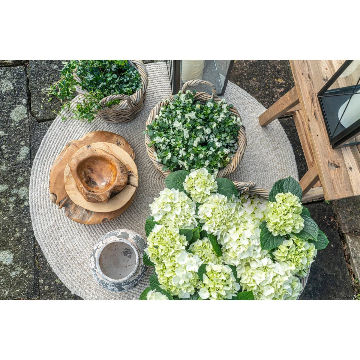 Panier en teck massif Ø40 cm avec hydrangeas vert pâle et blanc